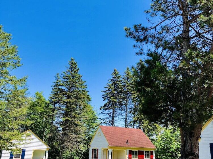 Green Gables Bungalow Court