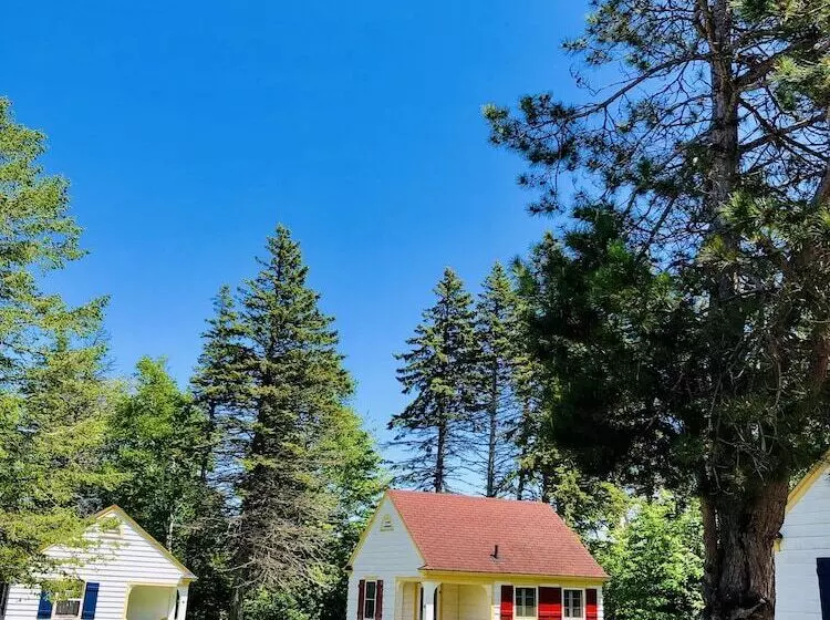 Green Gables Bungalow Court