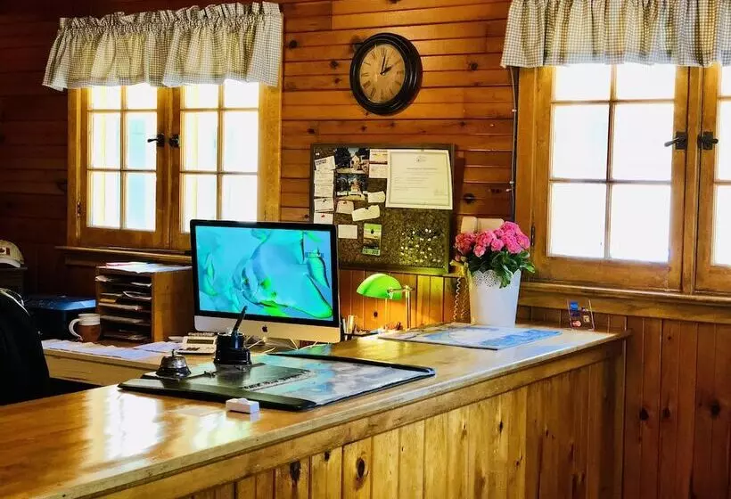 Green Gables Bungalow Court