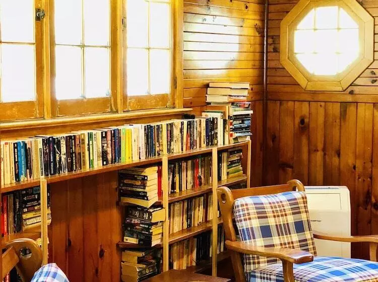 Green Gables Bungalow Court