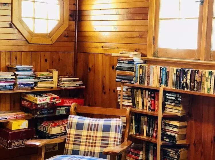 Green Gables Bungalow Court