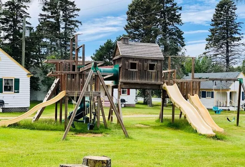 Green Gables Bungalow Court