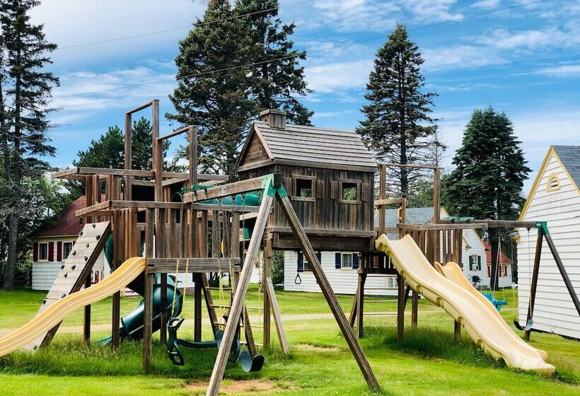 Green Gables Bungalow Court