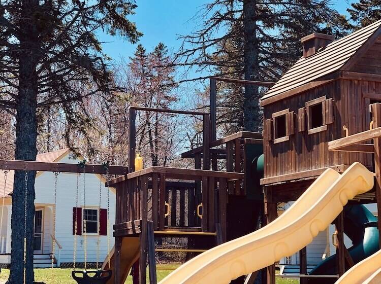 Green Gables Bungalow Court