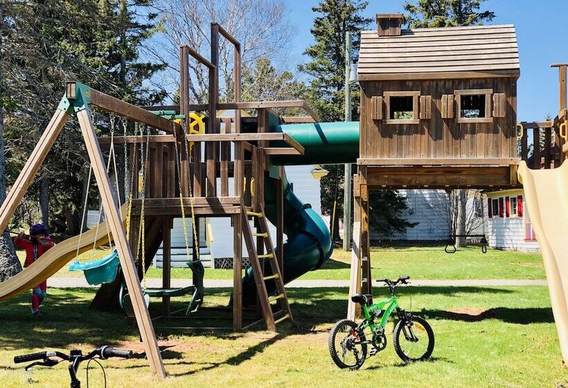 Green Gables Bungalow Court