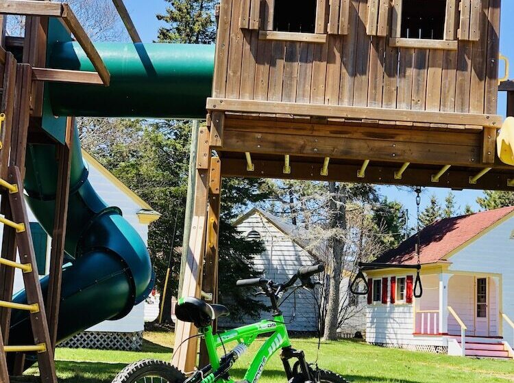 Green Gables Bungalow Court