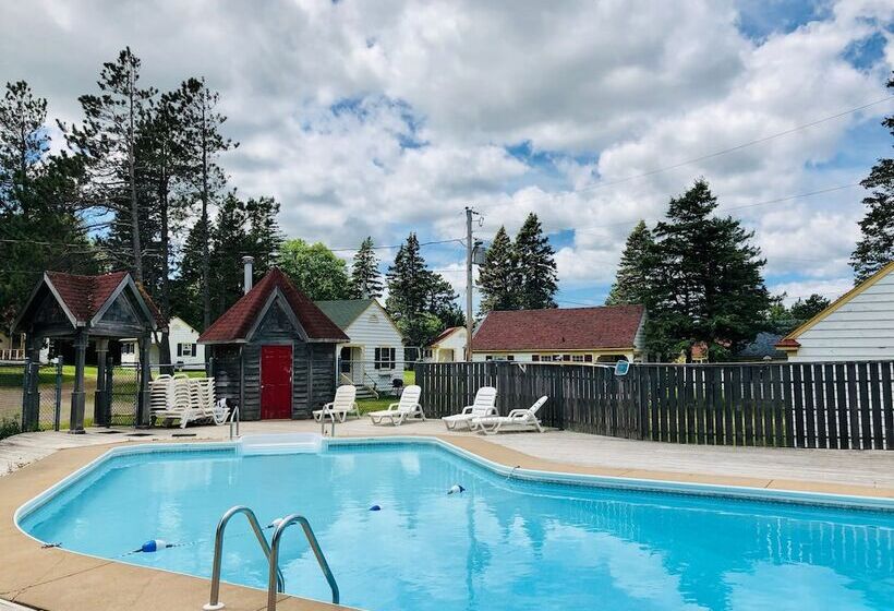 Green Gables Bungalow Court