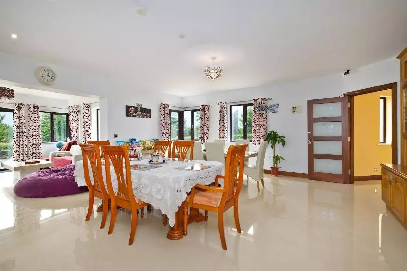 Majatalo Moorepark West House