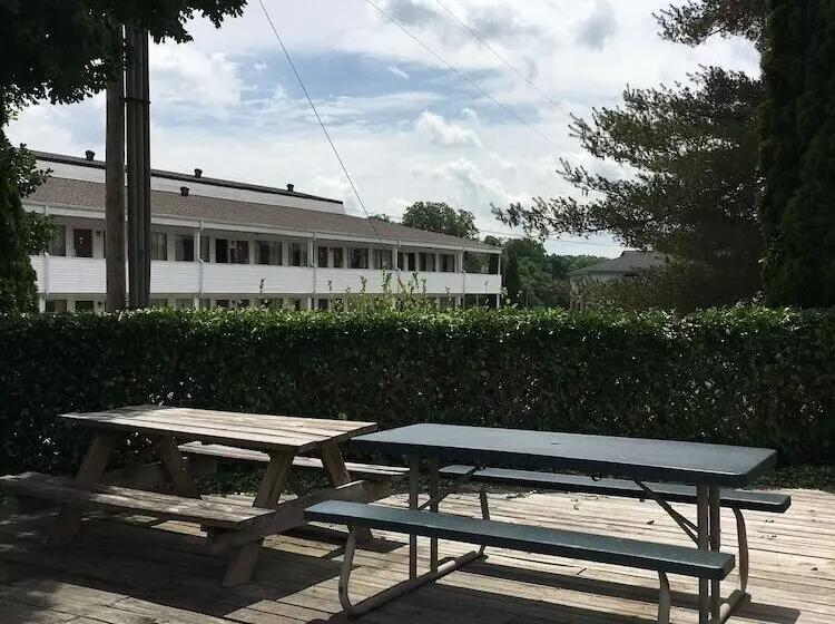 فندق Ambassador Inn