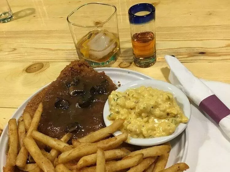 فندق Ambassador Inn