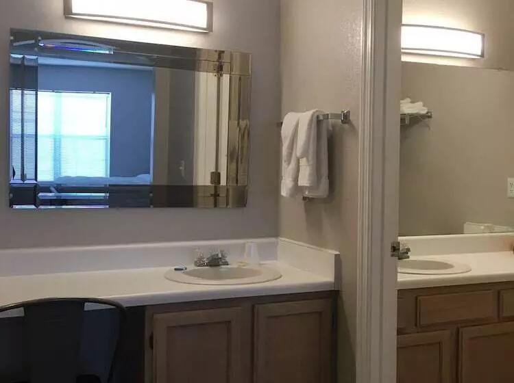 فندق Ambassador Inn