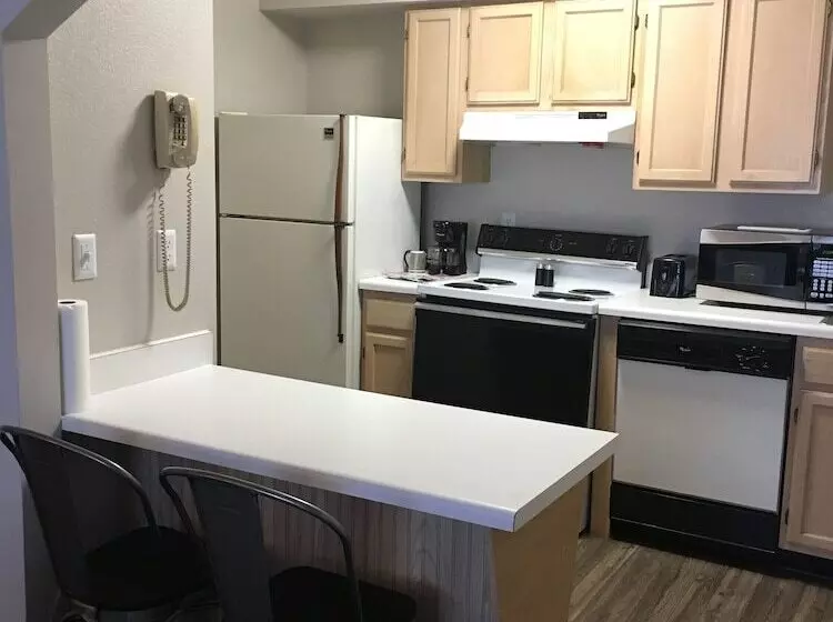 فندق Ambassador Inn