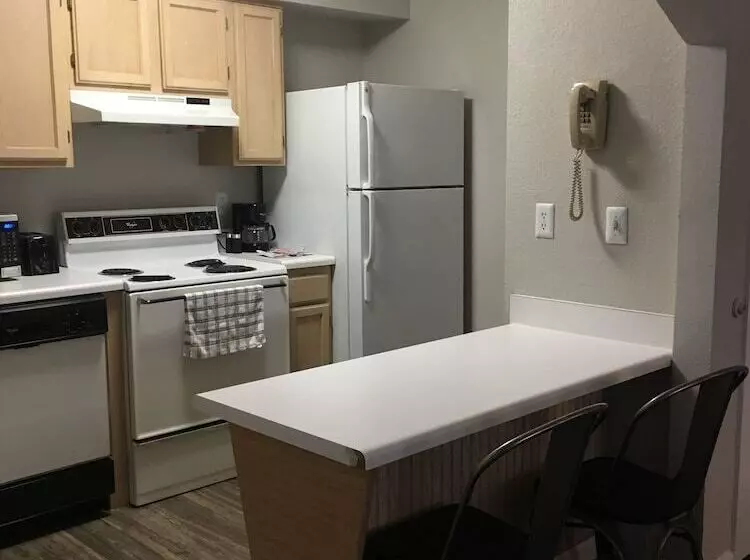 فندق Ambassador Inn