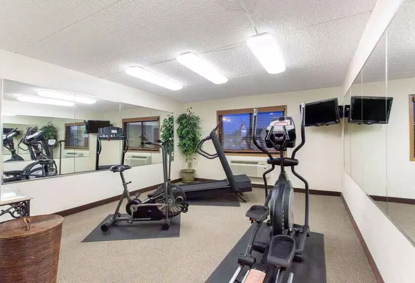 בית מלון כפרי Americinn By Wyndham West Bend