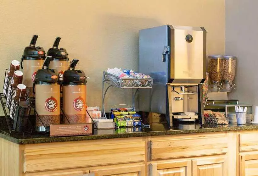 בית מלון כפרי Americinn By Wyndham West Bend