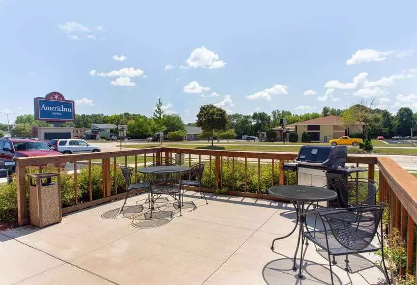 בית מלון כפרי Americinn By Wyndham West Bend