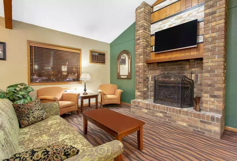 בית מלון כפרי Americinn By Wyndham West Bend