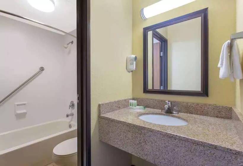 בית מלון כפרי Americinn By Wyndham West Bend