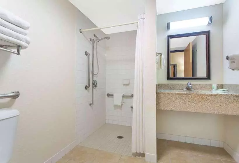 בית מלון כפרי Americinn By Wyndham West Bend