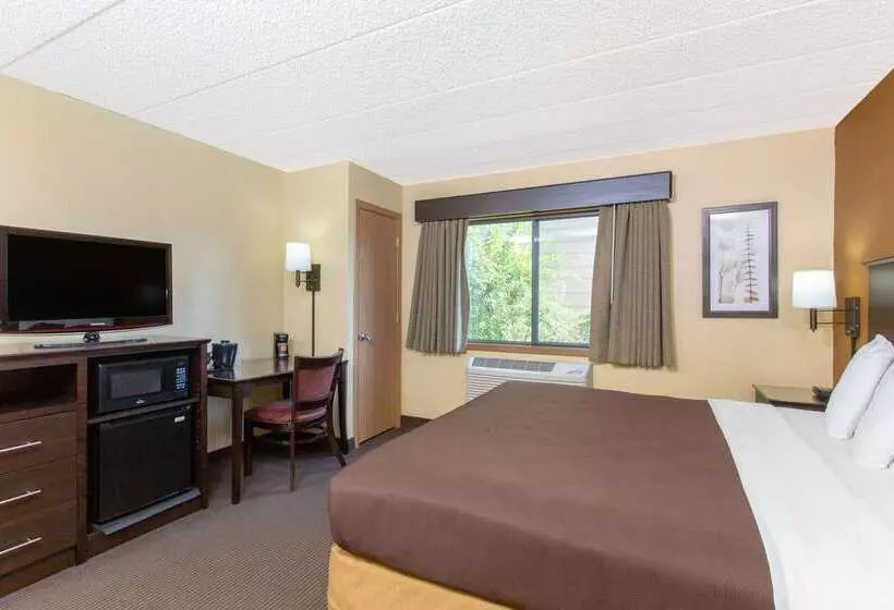 בית מלון כפרי Americinn By Wyndham West Bend