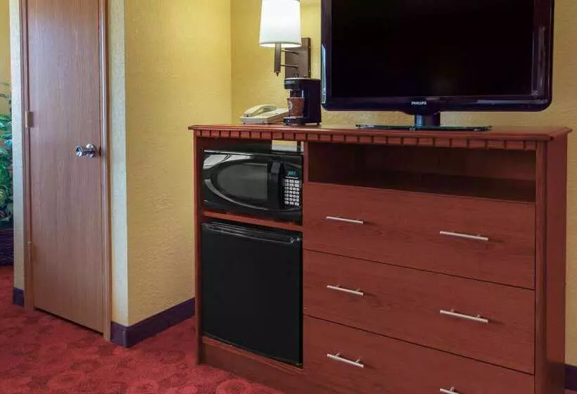 בית מלון כפרי Americinn By Wyndham West Bend