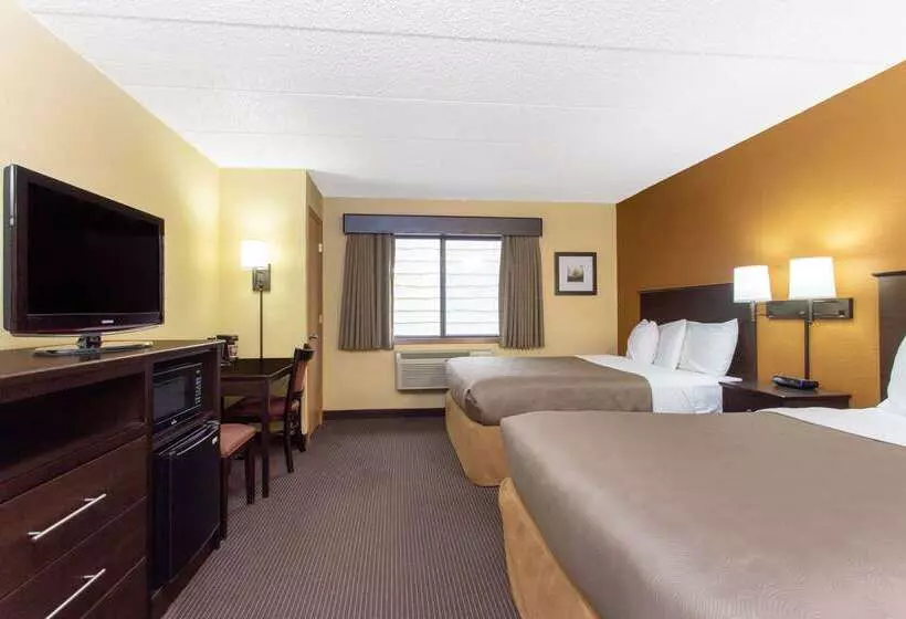 בית מלון כפרי Americinn By Wyndham West Bend