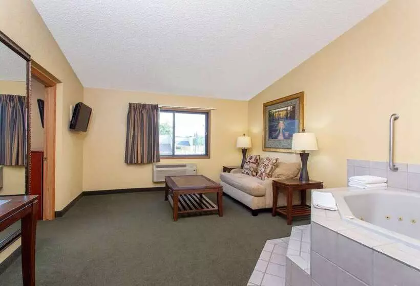 בית מלון כפרי Americinn By Wyndham West Bend