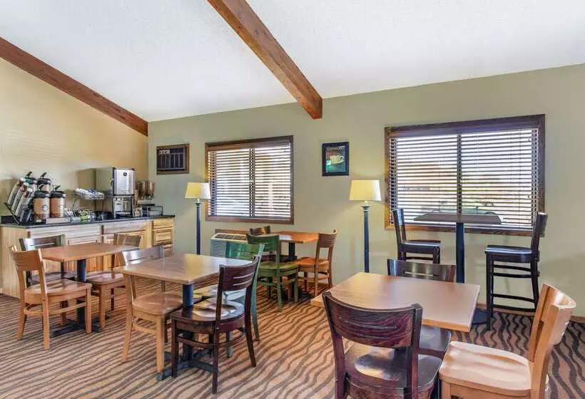 בית מלון כפרי Americinn By Wyndham West Bend