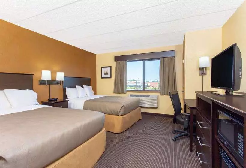 בית מלון כפרי Americinn By Wyndham West Bend