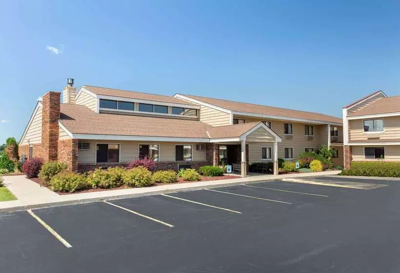בית מלון כפרי Americinn By Wyndham West Bend