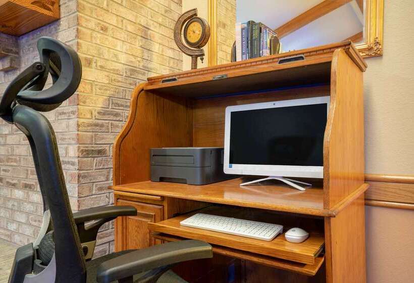 Отель Baymont By Wyndham Lakeville