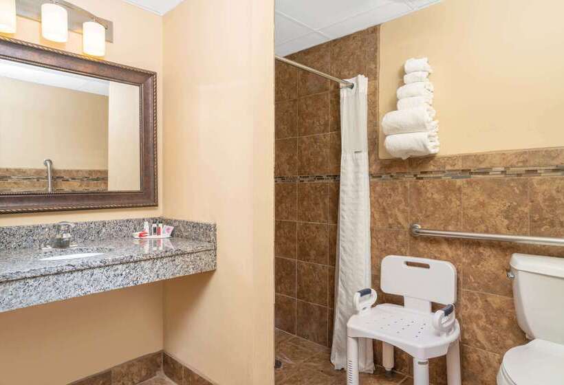 Отель Baymont By Wyndham Lakeville