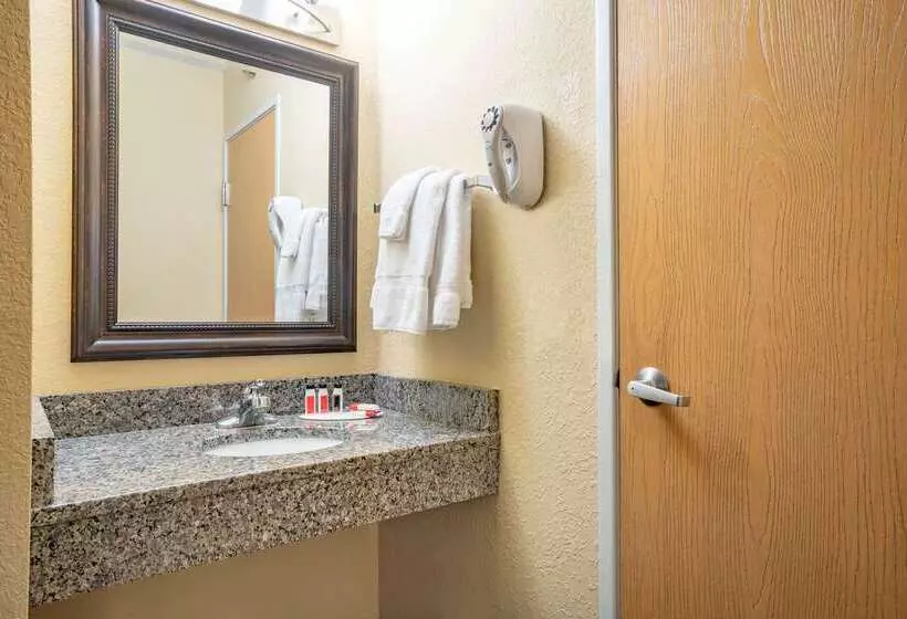 ホテル Baymont By Wyndham Lakeville