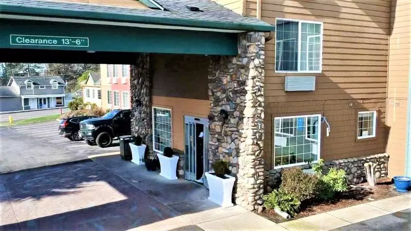 Отель The Ashley Inn & Suites