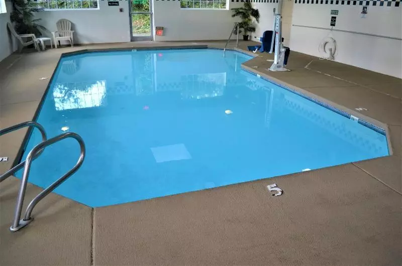 Отель The Ashley Inn & Suites