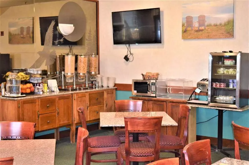 Отель The Ashley Inn & Suites