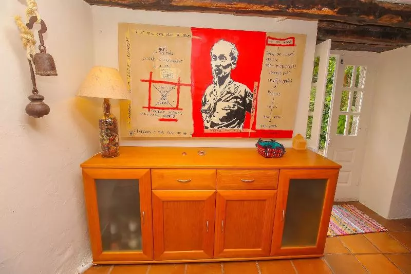 Majatalo Madeira Surf Lodge