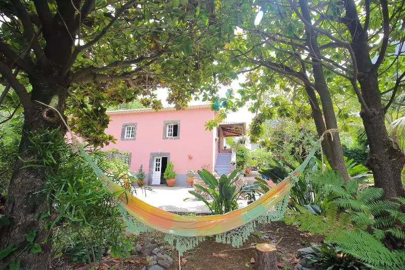 Majatalo Madeira Surf Lodge