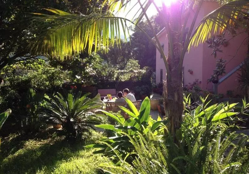 Majatalo Madeira Surf Lodge