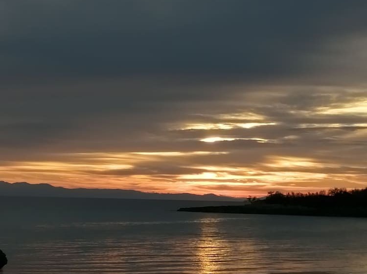 تختخواب و صبحانه Travel And Living