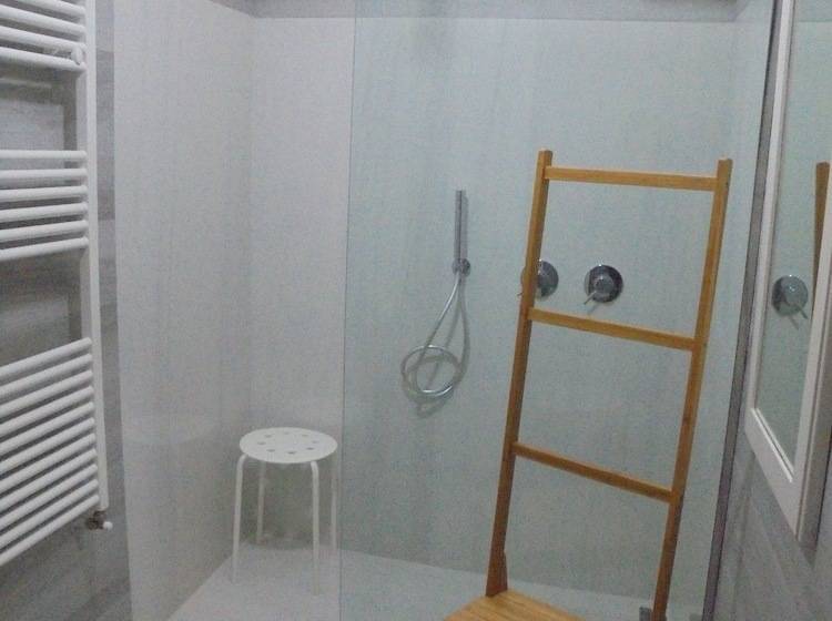 تختخواب و صبحانه Travel And Living