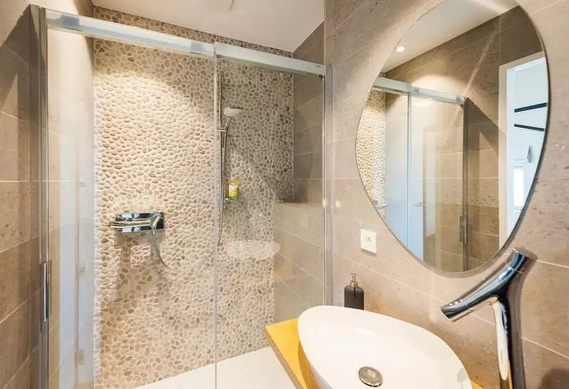 Majatalo Dimensions M