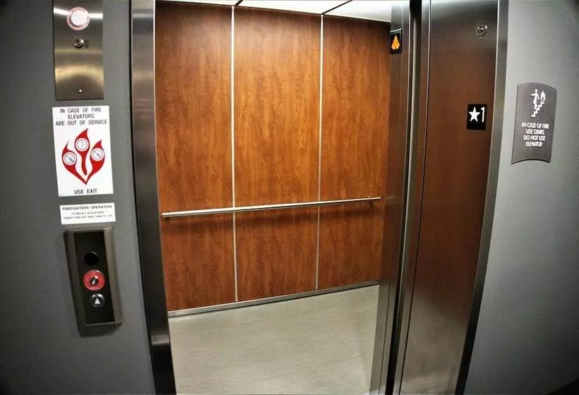 Hotelli Brookstone Inn & Suites