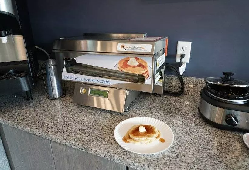 Hotelli Brookstone Inn & Suites