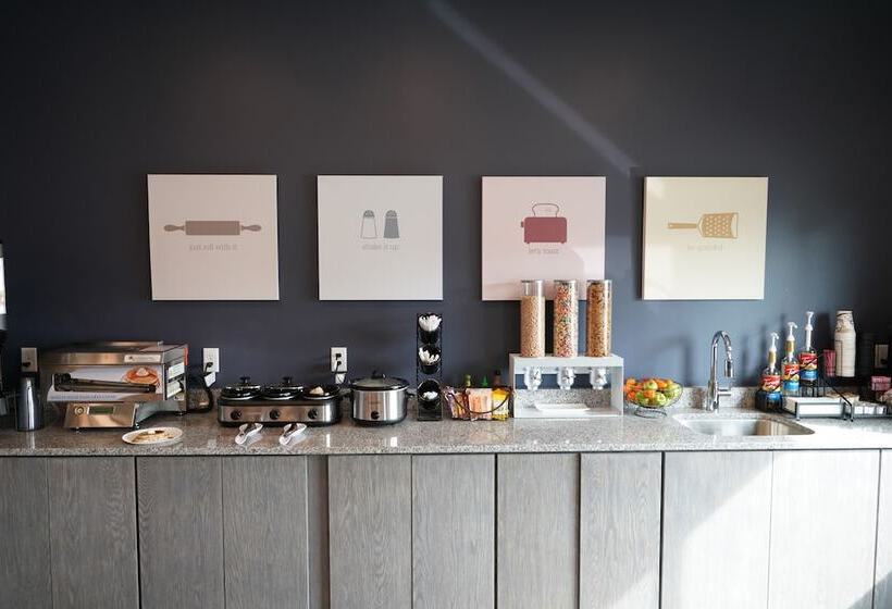 호텔 Brookstone Inn & Suites