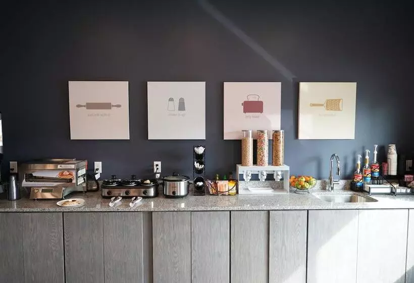 Hotelli Brookstone Inn & Suites