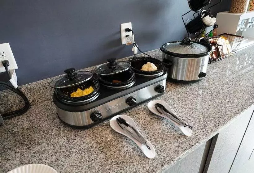 Hotelli Brookstone Inn & Suites