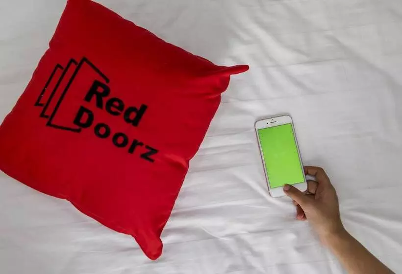 ペンション Reddoorz Apartemen @ Grand Sentraland Karawang