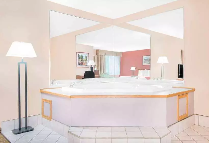 هتل Baymont By Wyndham Springfield South Hwy 65