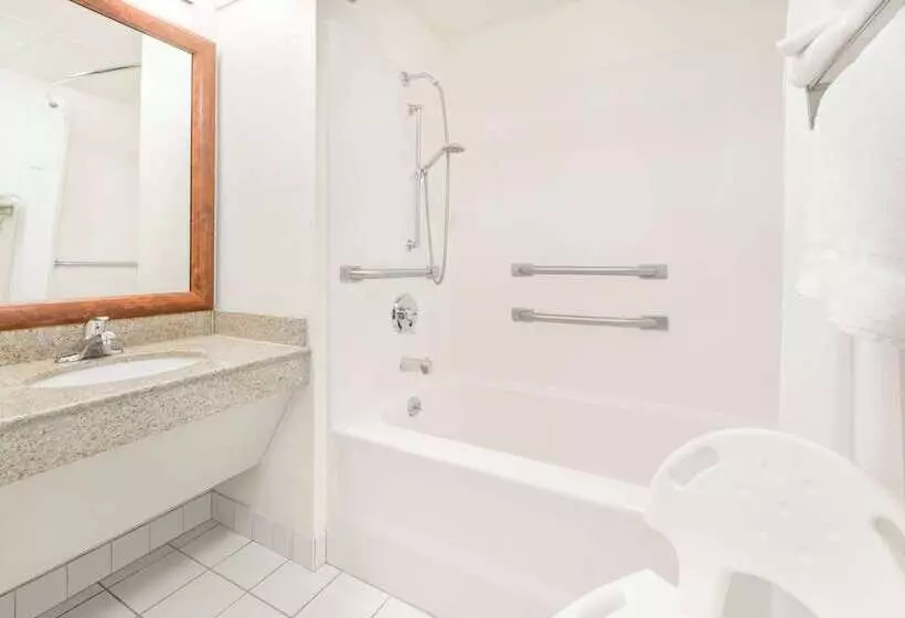 هتل Baymont By Wyndham Springfield South Hwy 65